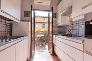 Apartment, 2 Schlafzimmer | Eigene Küche | Kühlschrank, Mikrowelle, Ofen, Herdplatte