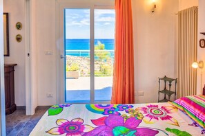 1 makuuhuone, silitysrauta/-lauta, vauvan matkasänky