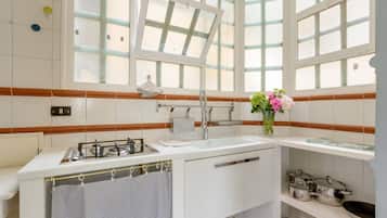 设计公寓, 2 间卧室, 阳台 | 私人简易厨房 | 冰箱、微波炉、炉灶、洗碗机