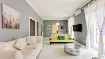 Design-Apartment, 2 Schlafzimmer, Balkon | Wohnzimmer | Flachbildfernseher