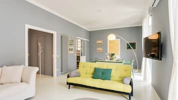 Design-Apartment, 2 Schlafzimmer, Balkon | Wohnzimmer | Flachbildfernseher