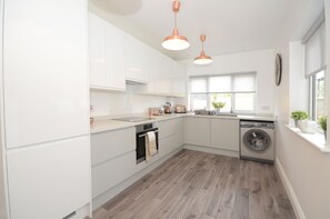 Réfrigérateur, micro-ondes, four, lave-vaisselle