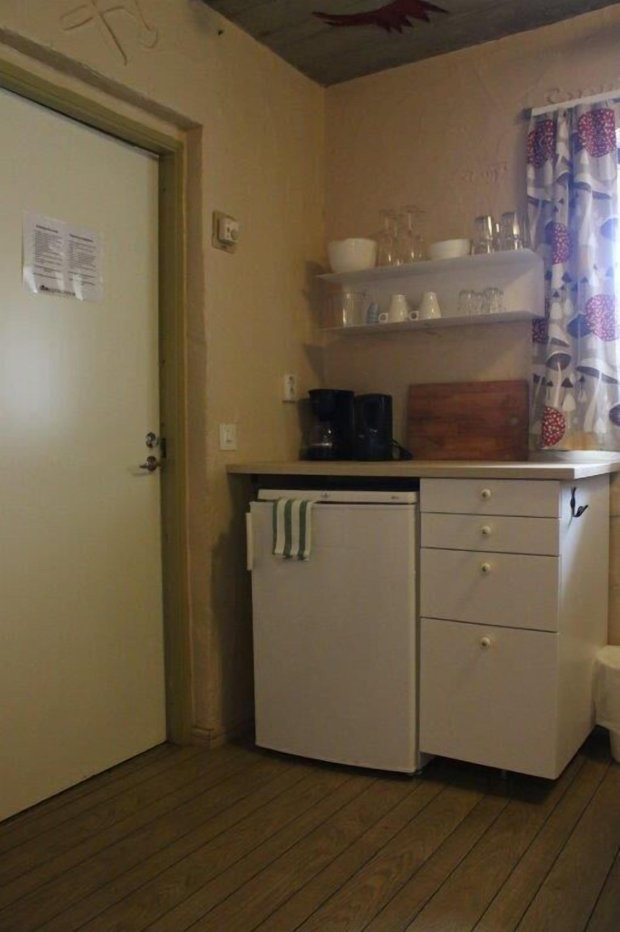 coffee/tea maker, electric kettle, cookware/dishes/utensils