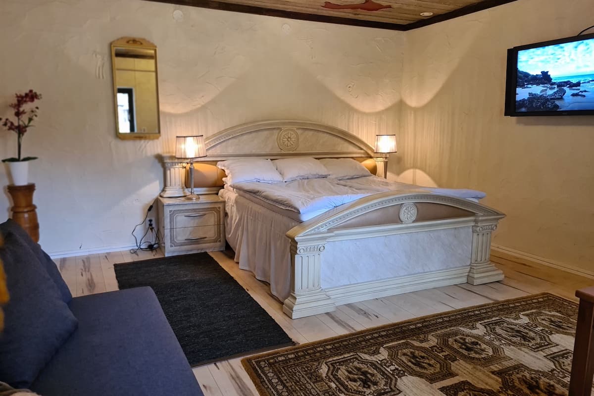 family room (frodo) | free wifi