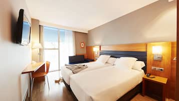 Een minibar, een kluis op de kamer, een bureau, een laptopwerkplek