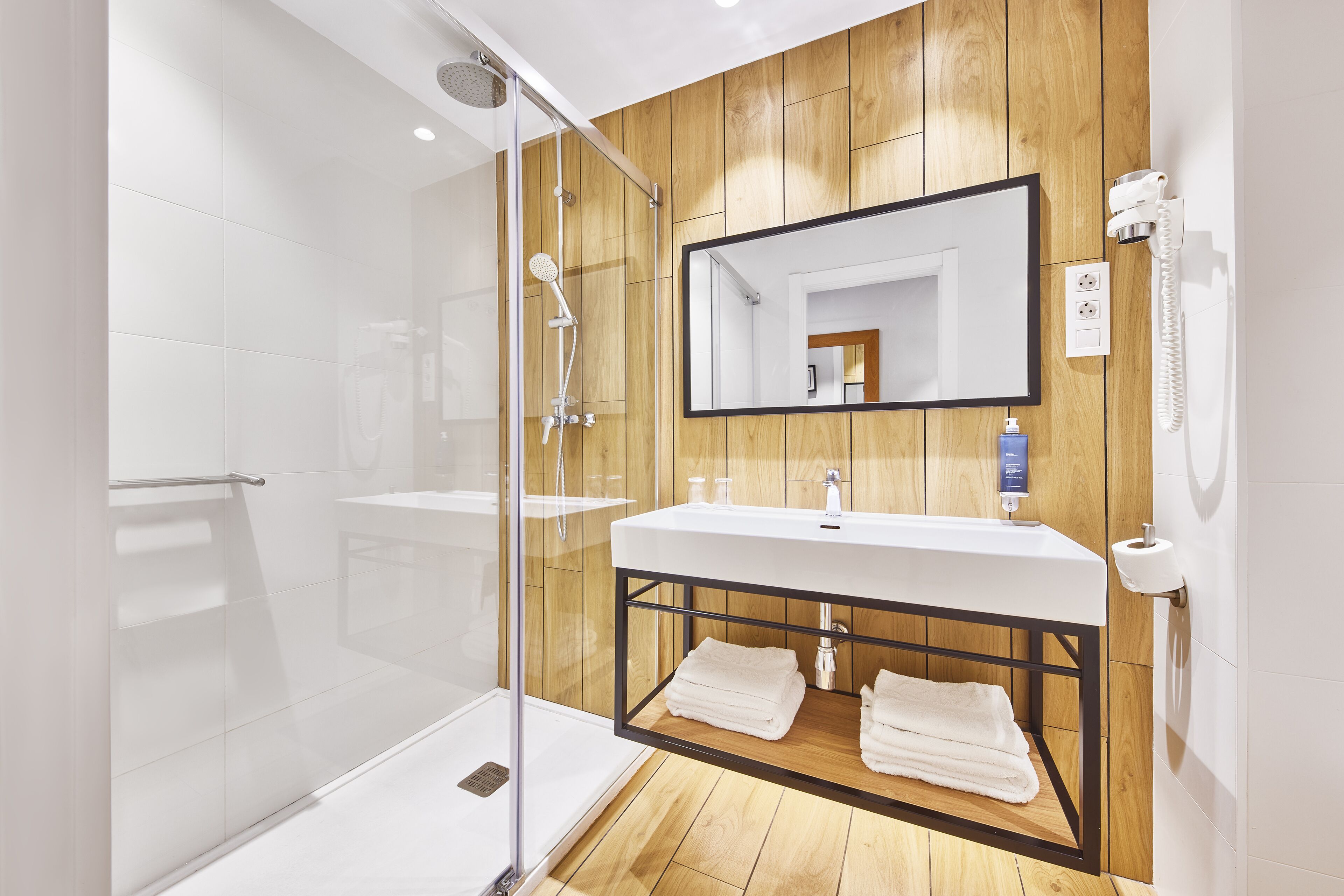 free toiletries, towels