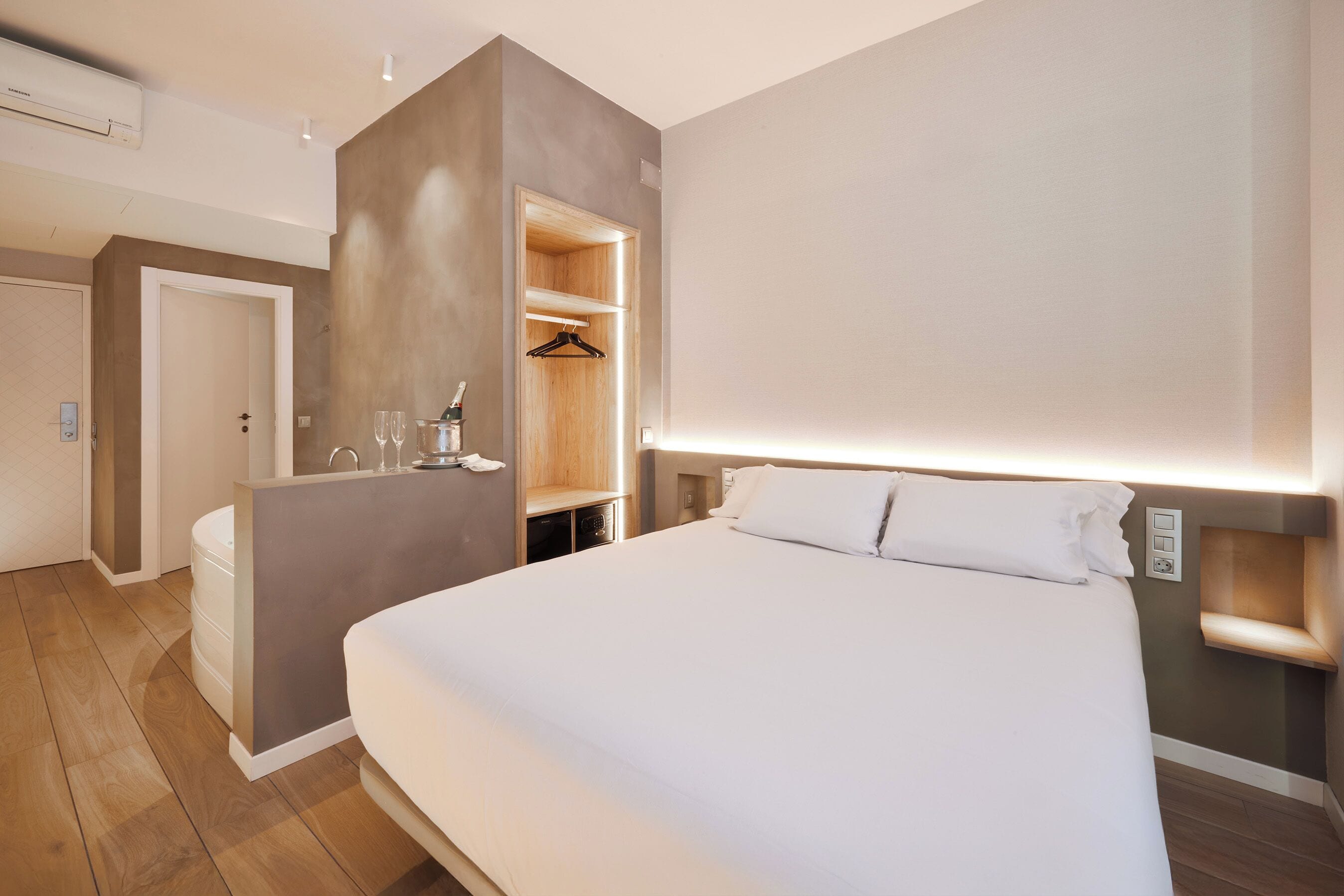 double deluxe with jacuzzi | minibar, in-room safe, desk, laptop workspace