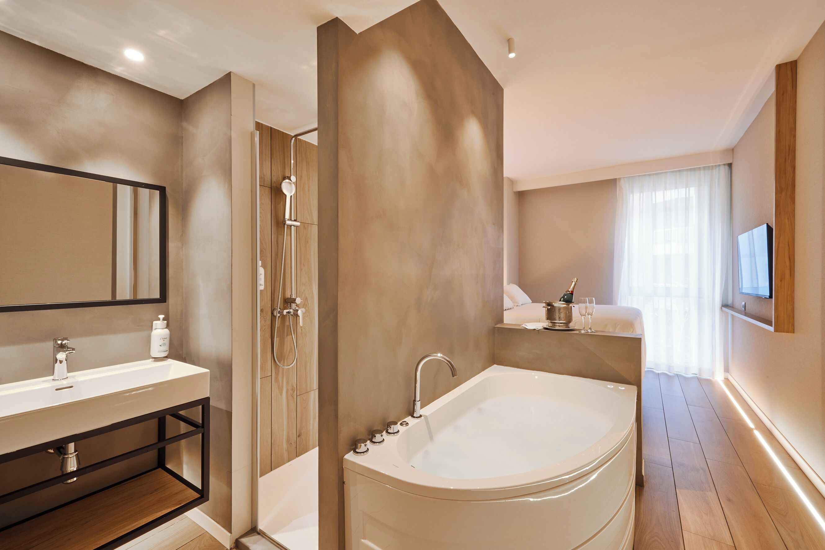 double deluxe with jacuzzi | bathroom | free toiletries, towels