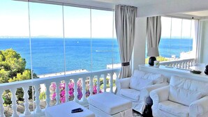 A balcony with a white railing, white furniture, and a view of the sea. - Stunning seaview apartment 2 terraces barbecue private parking 5m from the beach (Roses)