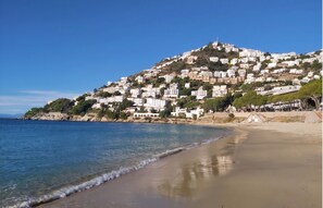 Une ville côtière avec des bâtiments construits sur une colline surplombant la mer.