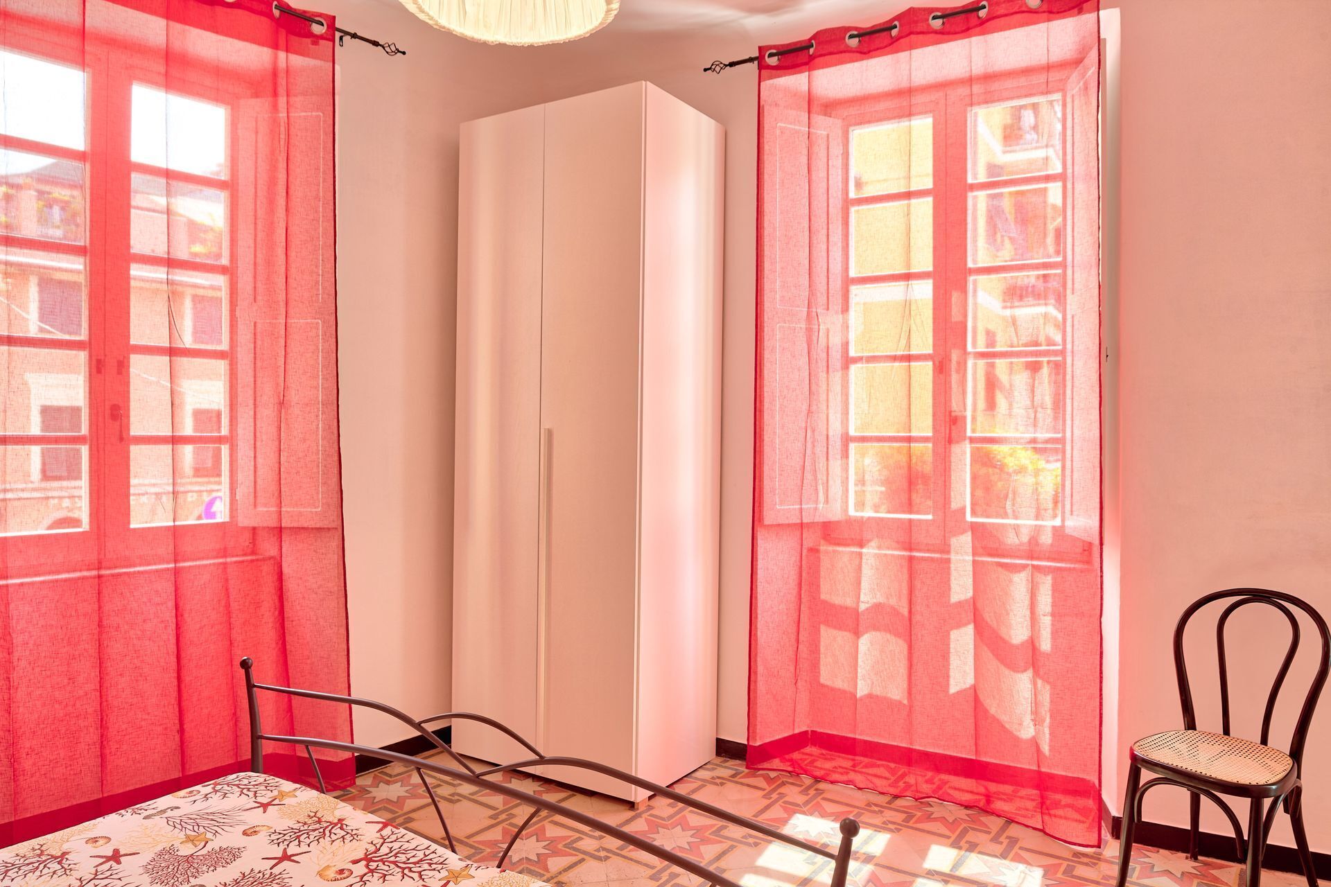 Une pièce comprenant un lit, une chaise et une armoire.