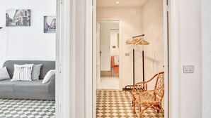 A hallway with a checkered floor, a wicker chair, and a coat rack. - Via Dante Vacanze - large apartment for 4 people, 200 meters from the beach, in Levanto (Levanto)