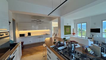 Frigorifero, microonde, forno, piano cottura