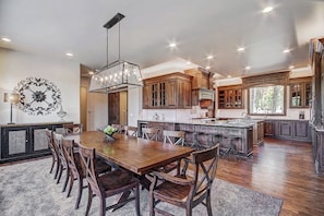 House, 6 Bedrooms | Dining