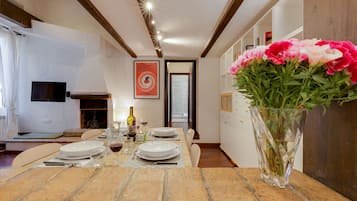 Maisonette, 2 Schlafzimmer | Essbereich im Zimmer