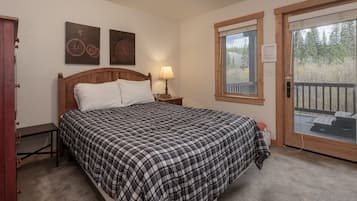 Townhome, 3 Bedrooms | 3 bedrooms, laptop workspace, iron/ironing board, free WiFi