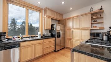 Townhome, 3 Bedrooms | Private kitchen | Fridge, microwave, oven, dishwasher