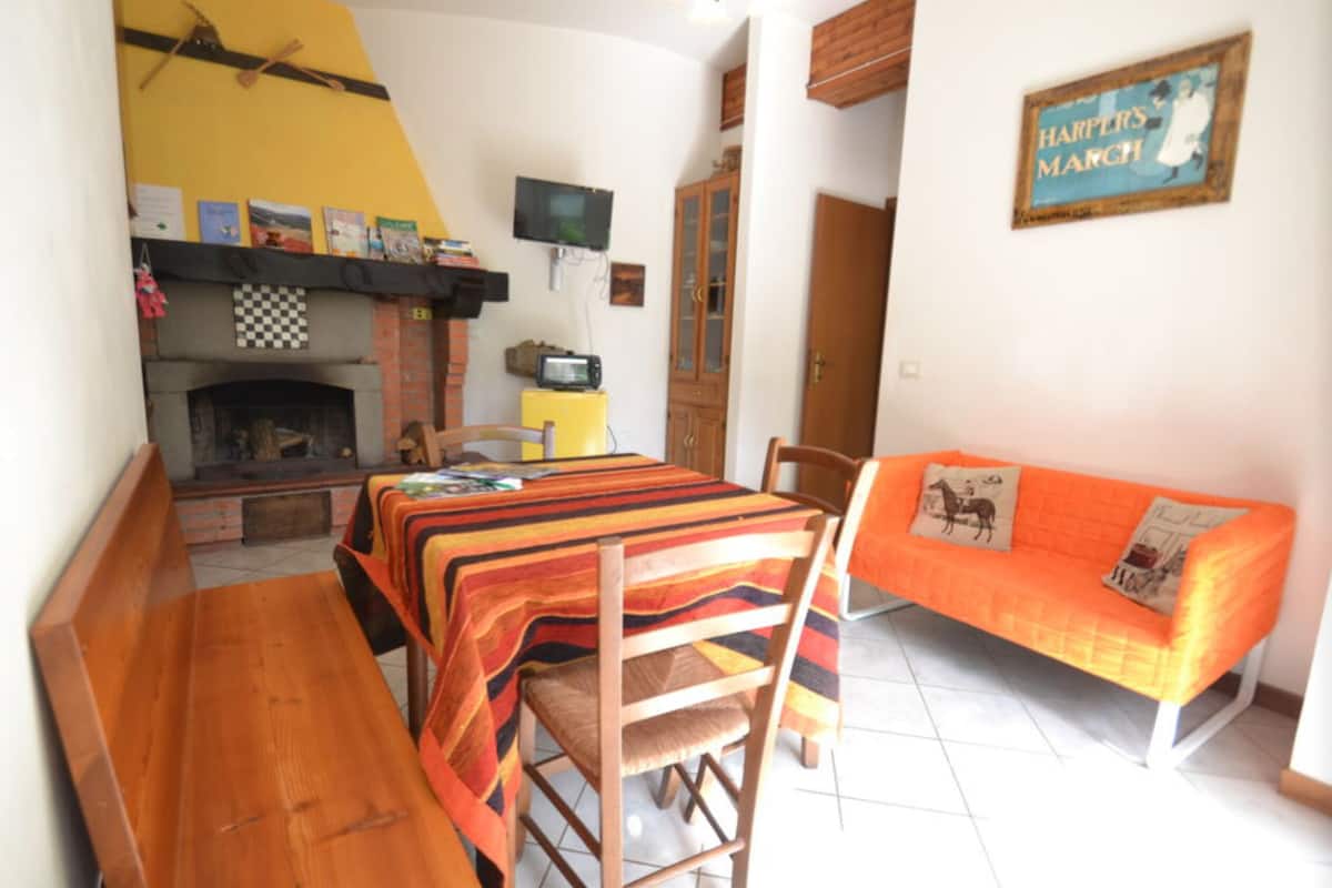 Appartement, 2 chambres (3 Adults) | Aire de séjour | Téléviseur de 48 cm avec télévision par satellite