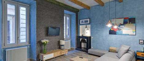 Appartement, 2 chambres | Aire de séjour | Téléviseur à écran plat