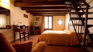 A cozy bedroom with a bed, a desk, a chair, and a TV. - Le Case di Sottovento (Mola di Bari)