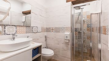 Suite Comfort, 1 camera da letto (Orizzonte) | Bagno | Doccia, set di cortesia gratuito, bidet, asciugamani