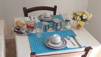 Daily cooked-to-order breakfast (EUR 7.00 per person)