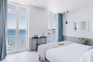 Deluxe Room, Sea View | Bar mini, peti besi dalam bilik, meja, ruang kerja komputer riba 