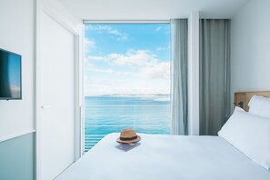 ميني بار وخزنة داخل الغرفة وبديكورات فريدة لكل غرفة وطراز فريد لكل وحدة