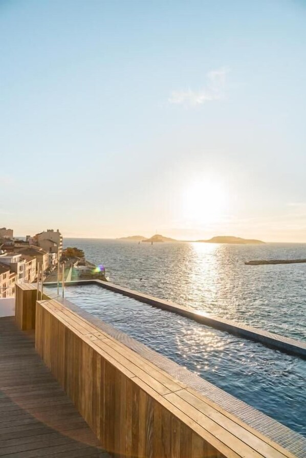 Indoor pool, seasonal outdoor pool - Les Bords de Mer - Fontenille Collection (Marseille)