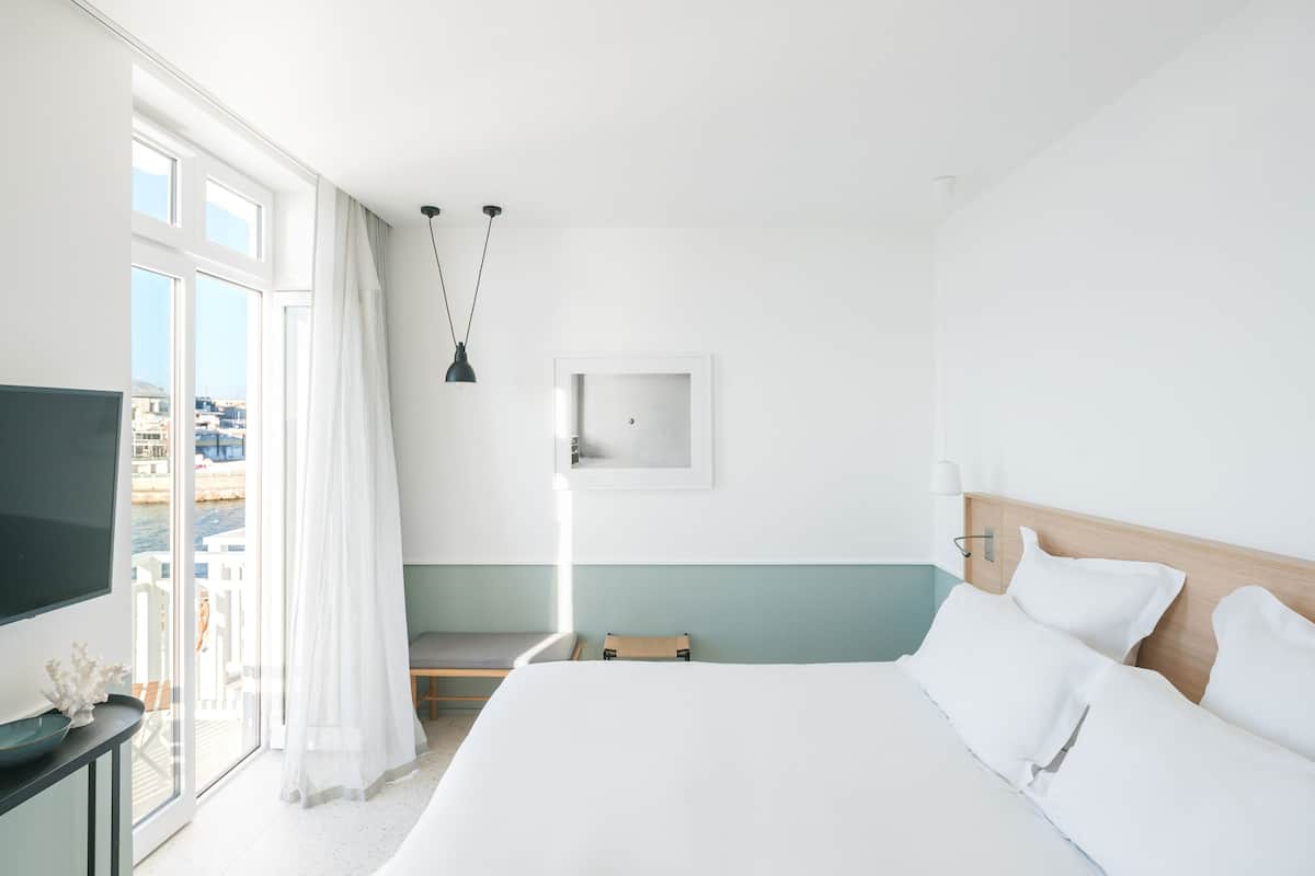 Camera Deluxe, vista mare | 1 camera, minibar, una cassaforte in camera, con stile personalizzato