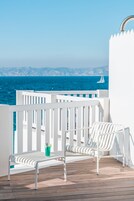 Minibar, caja de seguridad en la habitaciĂłn y decoraciĂłn personalizada