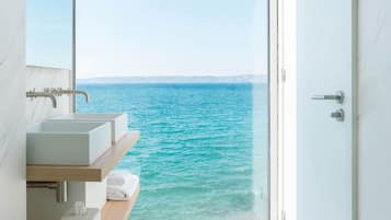 Habitación doble superior, vista al mar | Baño | Regadera, amenidades de baño gratuitas, secadora de cabello, batas