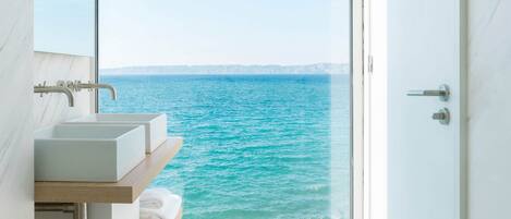 Superior tweepersoonskamer, uitzicht op zee | Badkamer | Een douche, gratis toiletartikelen, een haardroger, badjassen