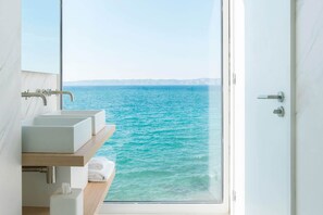 Superior Double Room, Sea View | Bathroom | Shower, free toiletries, hair dryer, bathrobes