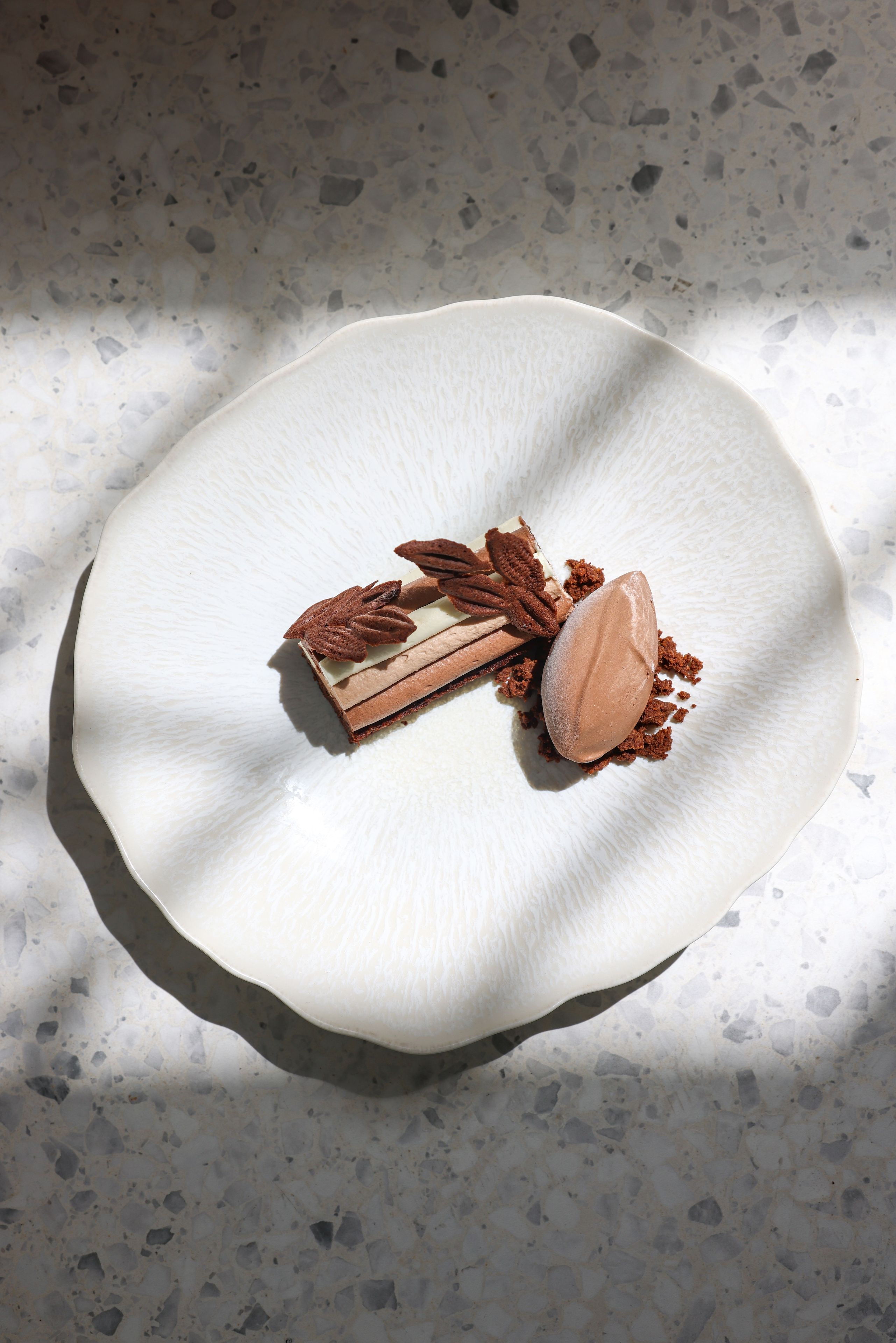 Un postre sobre un plato blanco con fondo moteado.