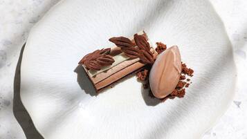 Un postre sobre un plato blanco con fondo moteado.