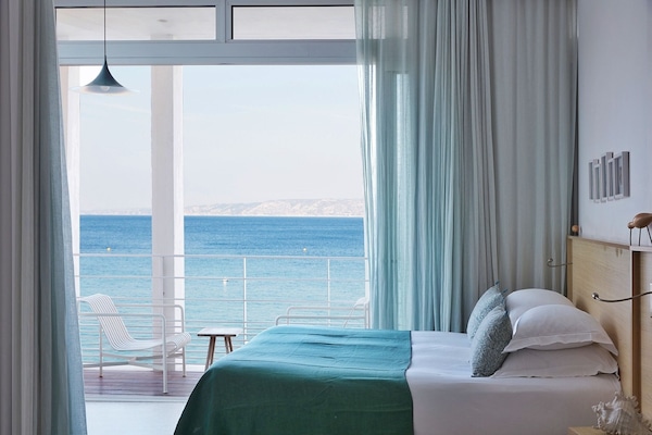 Junior kamer, terras, uitzicht op zee | Een minibar, een kluis op de kamer, individueel gedecoreerd