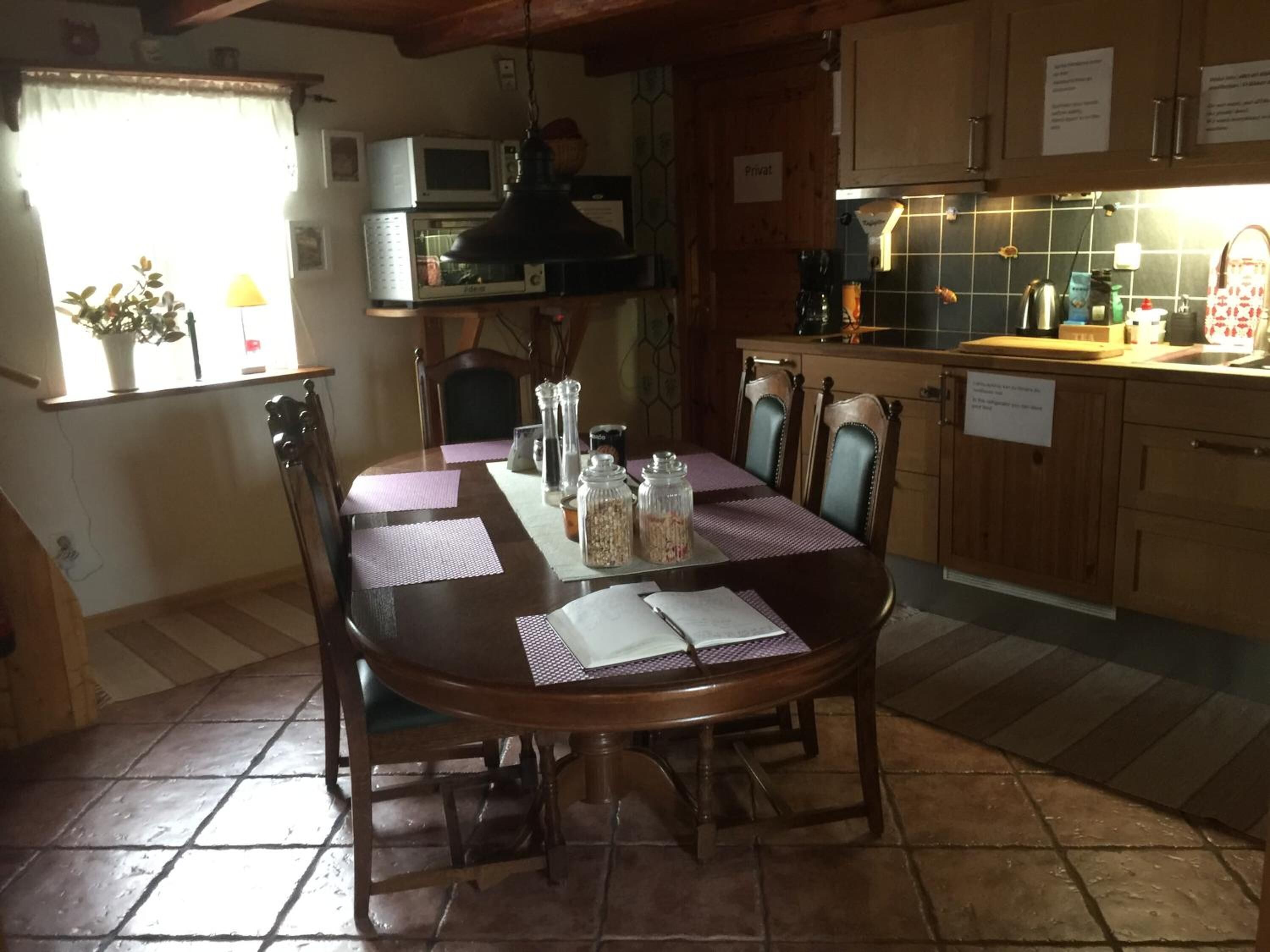 Nevera en la zona común, microondas, horno y placa de cocina