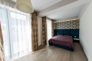 2 bedrooms, iron/ironing board, internet, bed sheets