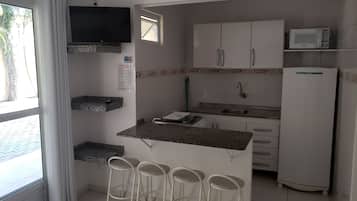 Quarto quádruplo, várias camas, para não fumantes | Cozinha americana privada | Geladeira grande, fogão, cooktop, talheres/pratos/utensílios de cozinha