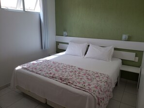 4 人部屋 ベッド (複数台) 禁煙 | 1 室のベッドルーム、WiFi (無料)、ベッドシーツ