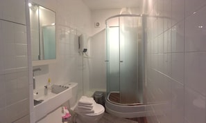 Doppelzimmer (L'Ecume) | Badezimmer | Dusche, Haartrockner, Handtücher