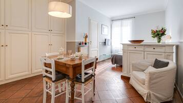 Appartamento, 1 letto queen | Area soggiorno | TV a schermo piatto