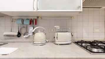 Appartamento, 1 letto queen | Cucina privata | Frigorifero, microonde, forno, piano cottura