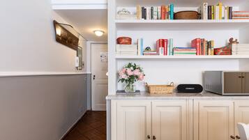 Appartamento, 1 letto queen | Area soggiorno | TV a schermo piatto