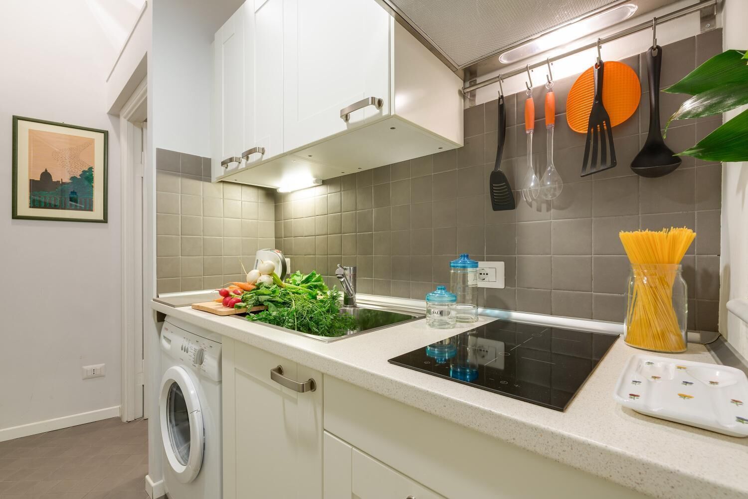 Kühlschrank, Mikrowelle, Wasserkocher mit Kaffee-/Teezubehör