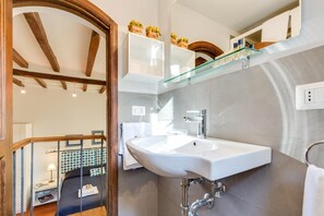 Ducha, secador de pelo, bidet, toallas