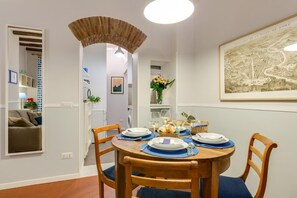 Refrigerador, microondas, cafetera/tetera, tetera/pava eléctrica