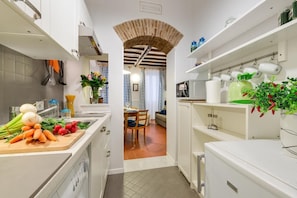 Kühlschrank, Mikrowelle, Wasserkocher mit Kaffee-/Teezubehör