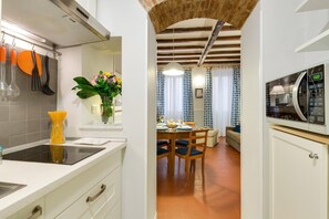 Fridge, microwave, coffee/tea maker, electric kettle - Rome as you feel - Piazza dei Satiri Studio (Rome)